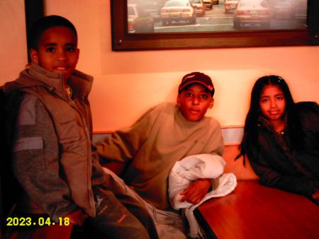 MES COUSINS DJENNIFER SERGINHO ET AYRTON ILS SON TOUS FRERES ET SOEUR ET IL VIENNENT D'AVOIR UNE PETITE SOEUR CETTE ANNéE